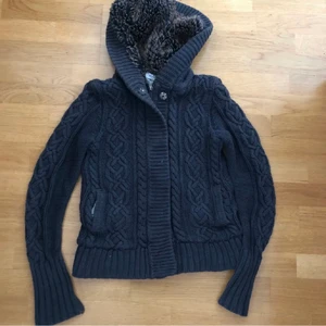 Kofta med pälsluva  - Cool kofta med dragkedja, knappar, fickor och luva med ”fluff” i💕motsvarar strl S