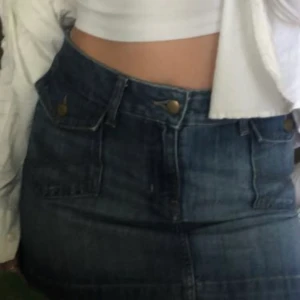 Kort jeans kjol  - Super fin och söt 70-tals jeans kjol! Tyvärr passar den ej mig längre därav säljer jag den!