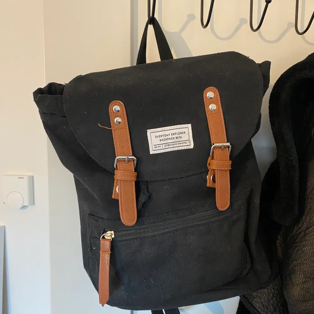 En liten ryggsäck perfekt att bära med sig mindre saker i. Väskan är ifrån lager 157 och liknar en gympapåse inuti, dessutom med rymliga fack på utsidan.. Väskor.