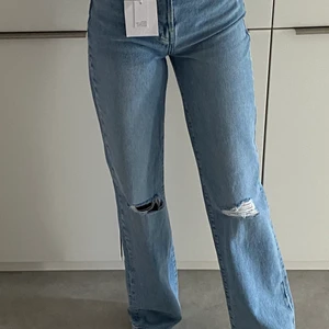 Regular Wide, Bikbok  - Säljer dessa Regular Wide, High Waist, Straight leg Jensen från bikbok. Aldrig använda med lappen kvar. Nypris: 599kr. Skriv vid intresse❤️ (köparen står för frakt)