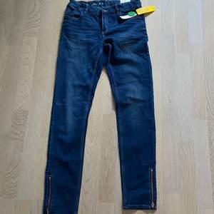 Jeans i helt NYSKICK inte ens tagit bort lappen. 160kr + frakt