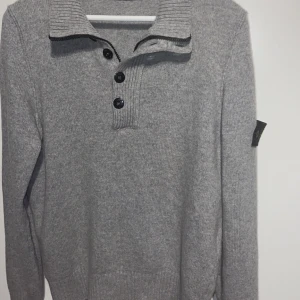 Stone Island Stickad! - Mycket fin Stone Island tröja med stickat material storlek M men passar S/M. Skick skulle säga 9/10 inga som helst skador. Tyvär inget kvitto medföljer då jag tappat bort men kan försäkra 100% äkta såklart. Pris 1100 (kan diskuteras vid snabb affär)
