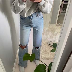Jeans från Zara med hål. Passar dig som är runt 160. Skriv för fler bilder 