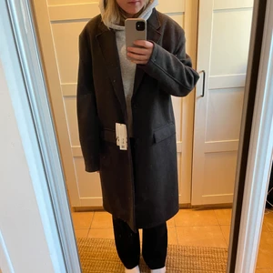 Kappa Zara - Säljer en helt oanvänd kappa från Zara. Jag är 170 lång och har vanligtvis storlek S/M. 