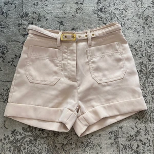 Högmidjade shorts från BikBok  - Söta högmidjade shorts från bikbok 🥰♥️