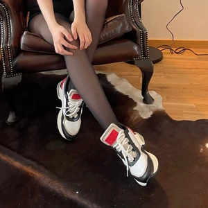 Karl Lagerfeld VENTURA Lazare Mid II - Karl Lagerfeld sneakers i modellen VENTURA Lazare Mid II. Storlek 40, men på tok för stora för mig därav säljs de. Endast testade, aldrig använda. Originalkartong samt dustbag medföljer. Inköpta på BestSecret, kvitto finns.