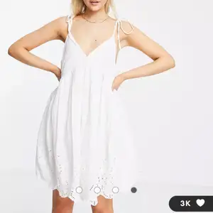 Såå fin vit klänning som funkar perfekt som t.ex. studentklänning eller bara att ha på sommaren. Är aldrig använd! 