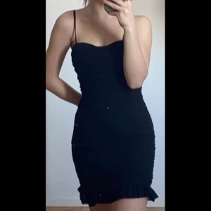 Gegorgia  - Jättefin svart klänning med push upp från Georgia köpte klänningen för 599 kr! Tjockt material vilket gör klänningen inte genomskinlig