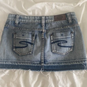 Kjol - Söt mini jeanskjol 💕💕 storlek M men passar mig som brukar ha S. Längd 30cm, midjemått 80cm. Högsta bud: 120+frakt