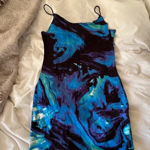 Helt ny klänning i blått spacemönster, S - Helt ny tajt klänning i blått spacemönster. Storlek S, frakt 52kr💕