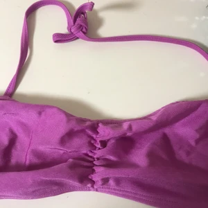 Bikini - Säljer min lila bikini som är väldigt använd. den har inga kuddar vid brösten, och det går inte att lägga in heller:( bikinin har töjts ut väldigt mycket så jag vet inte om nån vill köpa den😋 bikinin är köpt för ungefär 200kr jag säljer den för 90kr. Om du skulle vara interiserad så skulle ja bli glad🥰