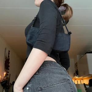 Svart liten handväska  - Super söt liten handväska i svart mocka med blom-detaljer!!🦋💙