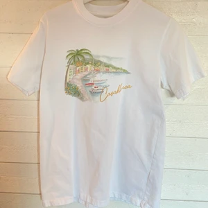 Casablanca T-shirt  - Grymt högkvalitativ från designermärket Casablanca. Använd men mycket liv kvar, nypris 1400:-. Fri frakt eller meetup i Gbg.