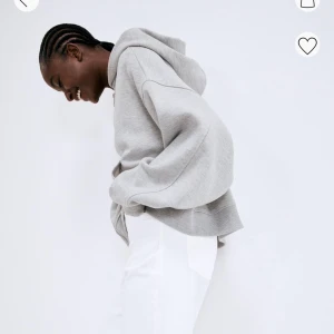 Oversize grå zip hoddie  - Grå oversize zip hoddie, säljer för 200+frakt, slutsåld, storlek xs men är oversize så passar både xs/s