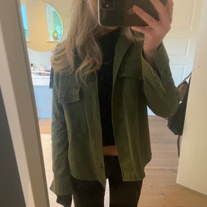 Jacka - Superfin grön vårjacka strl S! En knapp som lossnat men inget man tänker på, annars jättefint skick. Säljer då den ej kommer till användning längre🤍 200kr + frakt