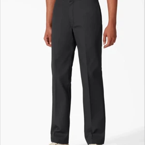 svarta dickies 874 - säljer mina svarta dickies 874 or då jag råkade köpa fel storlek, w30 l 30. 350kr eller bud köparen står för frakt💕