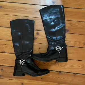 Michael Kors boots in perfect condition, bought for 250€. The leather has been taken care of regularly and I have had the soles reinforced so they are in perfect condition. Feel free to reach out if you have any questions or want more information!🌸