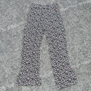 Byxor med blommor  - För liten för min dotter så jag vill sälja.