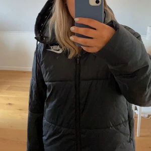 Nike jacka  - Säljer denna jättesnygga Nike jacka, den är köpt förra vintern men ändade använd 2 gånger då jag tröttnat på den. Den är alltså i nyskick🤩 nypris: 1100
