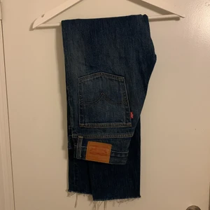 Levis jeans  - Supersnygga Levis jeans i en fin färg. Jättefint skick säljer då de är för små för mig. Storlek w26l28 supersnygga nu till våren. 