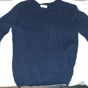 Holly&white tröja  - Fin mörk blå Holly&white tröja i bra skick me du några få tecken på användning på insidan 