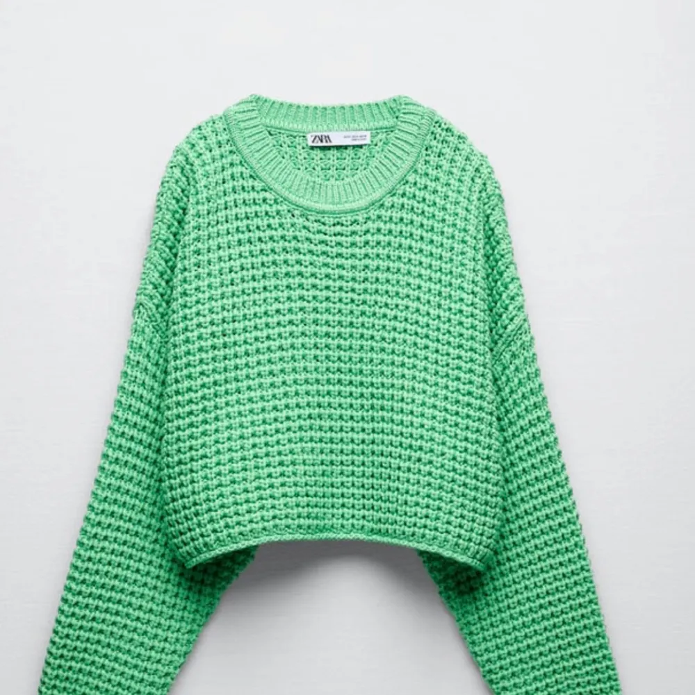 Säljer denna snygga tröja från zara, använda 1 gång.❤️ 300+ frakt vid snabb affär💕💕. Tröjor & Koftor.
