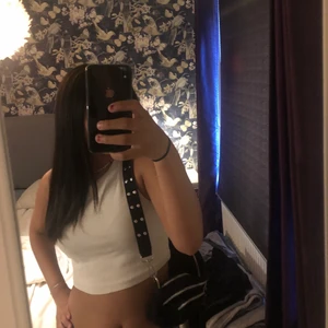 Svart connie bag - Säljer en fin axelremsväsk med helt okej skick från gina tricot som jag inte använder längre💗