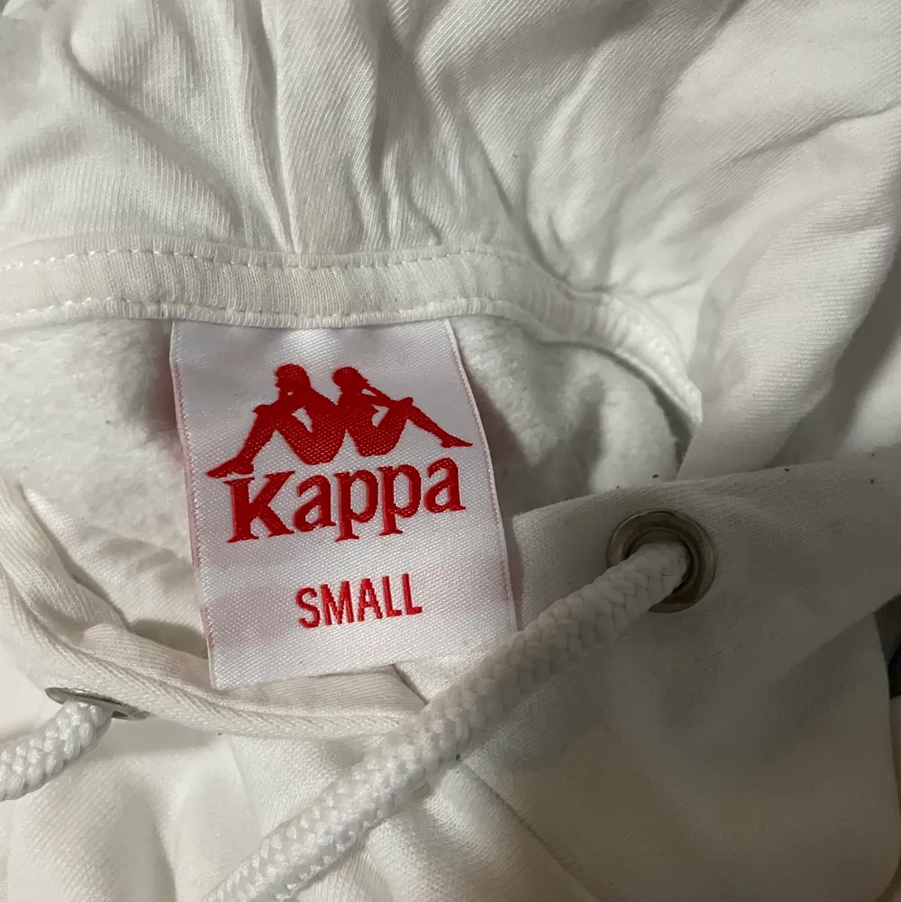 Vit Kappa hoodie Skick 9/10 Storlek small. Hoodies.