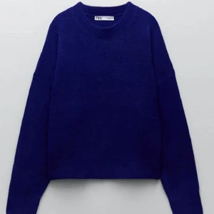 Stickad tröja  - Superfin blå stickadtröja från Zara, säljer då den inte kommer till användning💗💗