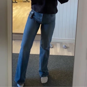 Bik bok jeans - Bikbok jeans i storlek 33 använda enstaka gång. Vida och långa, jag är 1.70☺️ Säljs då de är för stora för mig, skulle säga att de passar L/42! 