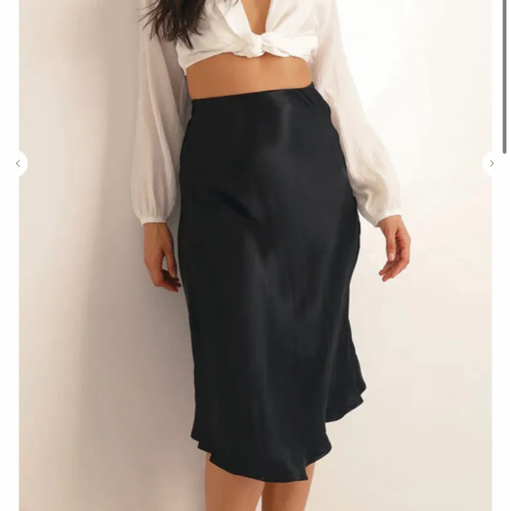 Sidenliknande kjol från chiquelle i stl M som tyvärr inte sitter så smickrande på mig❤️ Slutsåld på hemsidan. Köparen står för frakt. . Kjolar.