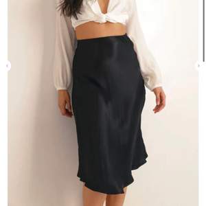 Sidenliknande kjol från chiquelle i stl M som tyvärr inte sitter så smickrande på mig❤️ Slutsåld på hemsidan. Köparen står för frakt. 
