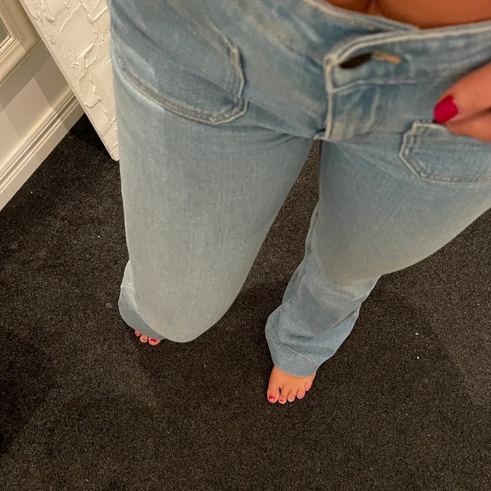 Säljer mina wrangler bootcut, knappt använda och supersnygga 💛 jag är en M och de sitter perfekt! . Jeans & Byxor.
