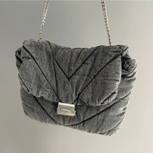 Zara väska - En grå supersnygg väska från zara som tyvärr inte kommer till någon användning. Väskan går inte längre att köpa och är inte heller särsklit använd så den är i bra skick💗🙏🏻