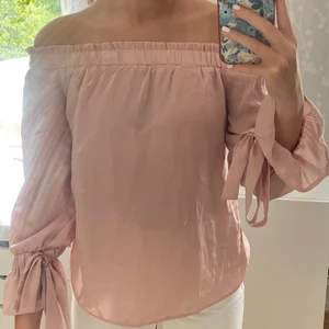 Blus - Så vacker ljusrosa off-shoulder blus med knytning vid ärmen😫🩰🌷💕