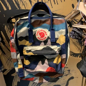 Fjällräven Kånken ”Art” ryggsäck  - Kånken ryggsäck som får plats med dator och allt möjligt. Obs, namn står i.