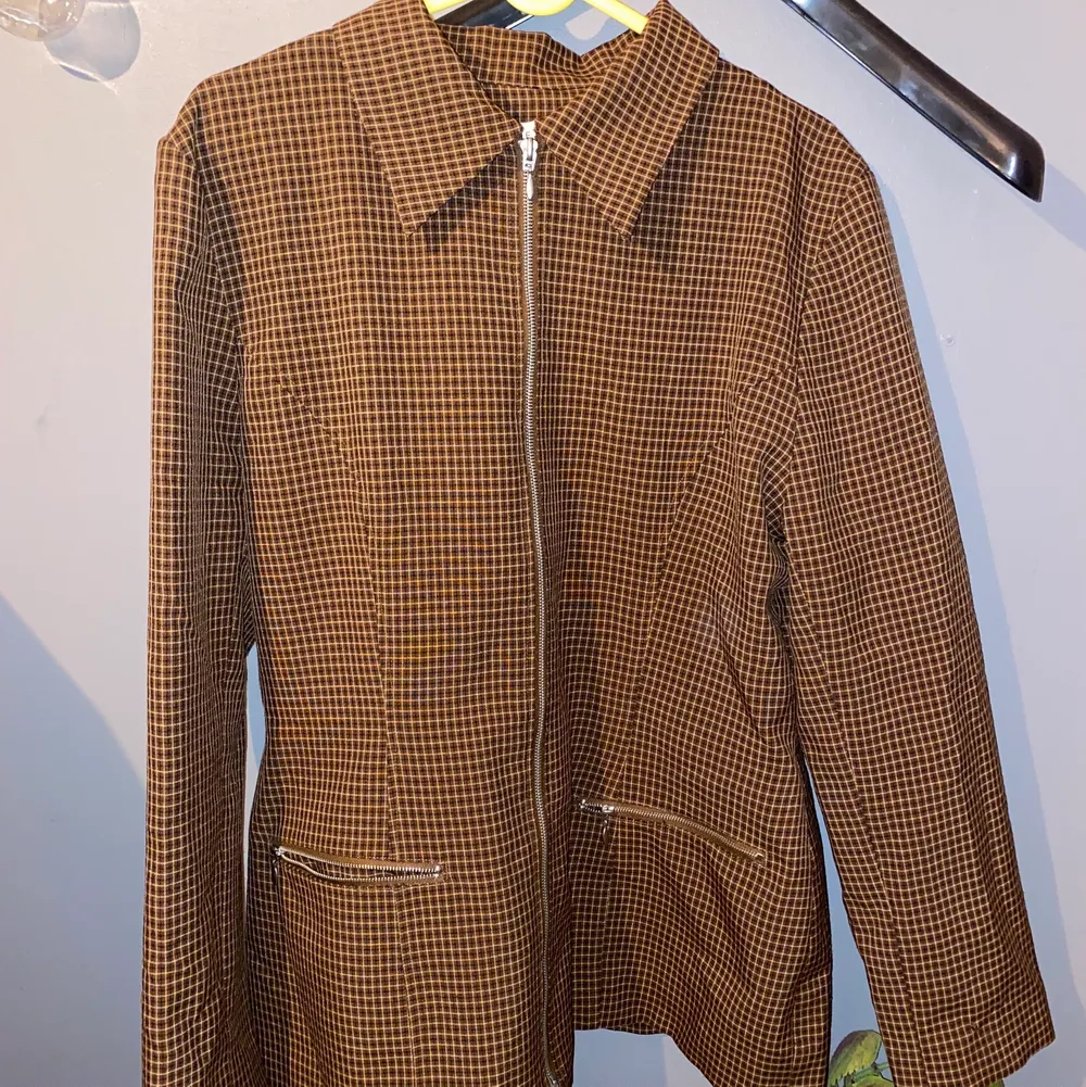 Säljer denna bruna skjorta/jacka med en riktigt snygg passform! . Jackor.