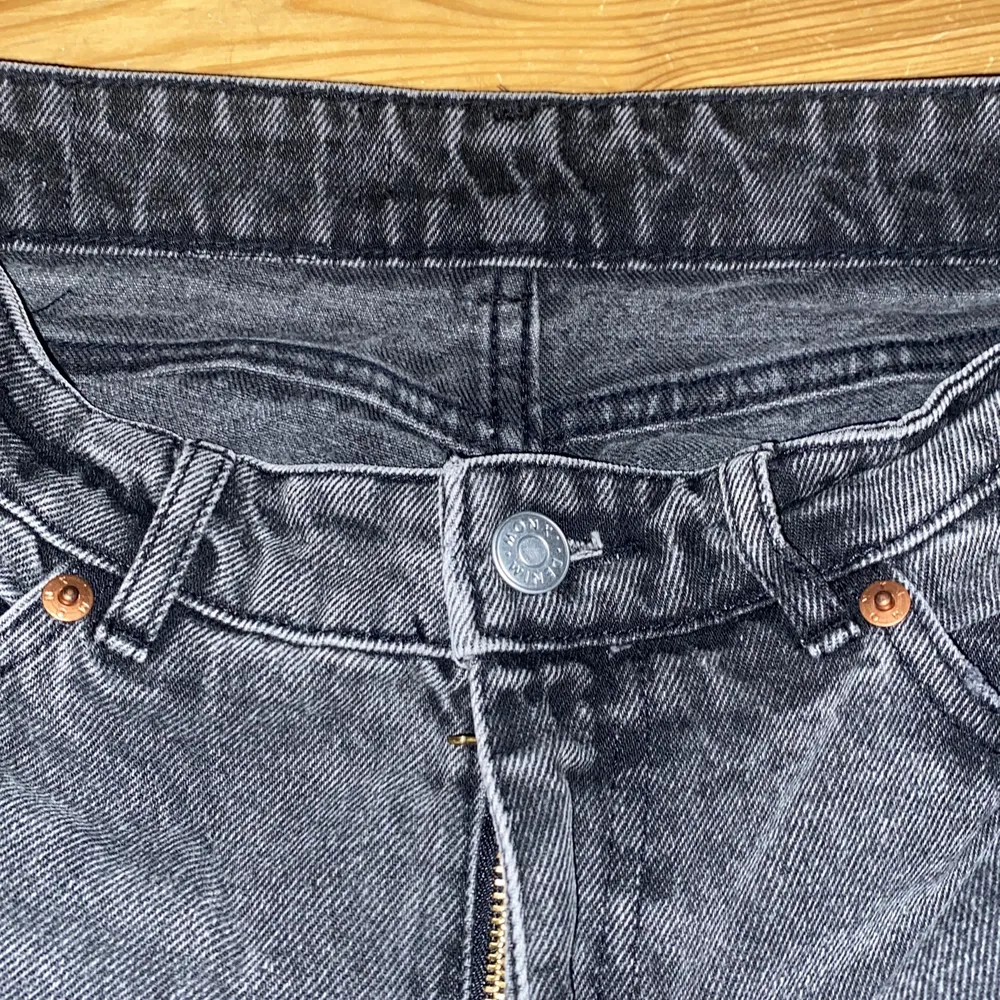 Monki jeans! Säljer p.g.a att dom är förstora i låren och korta i slutet av jeansen! Köpte för ett år sedan men har aldrig andvänt dom! Köpte för 400 kr. Jeans & Byxor.