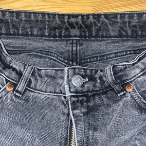 Monki jeans! Säljer p.g.a att dom är förstora i låren och korta i slutet av jeansen! Köpte för ett år sedan men har aldrig andvänt dom! Köpte för 400 kr