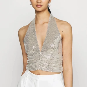 Multiway glitter top Ginatricot  - Finaste toppen som tyvärr inte används så är i helt nyskick. Köpt för 299kr och köpt på Ginatricot storlek s. Jättefin i ryggen samt perfekta fest toppen. Köparen står för fraktkostnaden. 