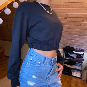 Croppad sweatshirt  - Kortare sweatshirt från lager 157 