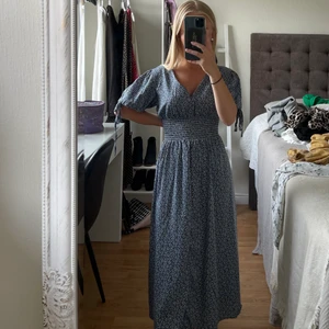 Somrig klänning - Mycket fin somrig stretchig klänning 🦋 den har justerbara knyten i ärmarna🔹 Köpt från Shein🔹 Den är i storlek S    (Modellen är 156 cm lång och bär vanligtvis storlek xs)