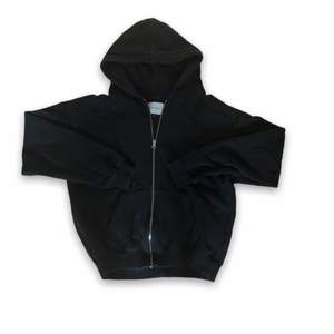 En svart Vailent zip-hoodie från Carlings. Ganska använd, men i ganska bra skick. Tog ut snöret efter köp, det går att sätta på igen.