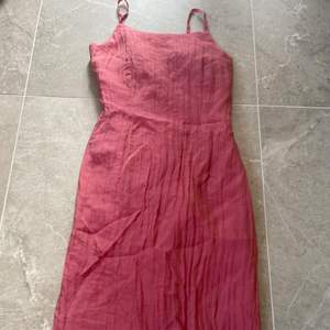 Söt rosa klänning med yttersta lager i mesh 🫧köpt second hand i spanien💕Dock för stor för mig⚡️
