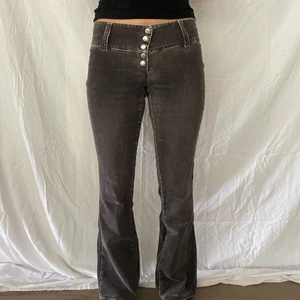 Lågmifjade tygbyxor - Jättesnygga gråbruna lågmidjade byxor från only. Midjemått 74 cm och innerbenslängd 78cm