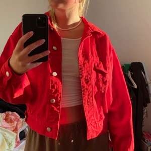 Jeansjacka strl S från zalando - Superfin röd jacka i jeans! Haft några år men frf bra skick 