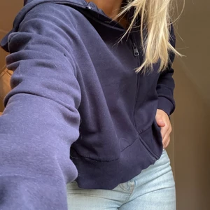 Kofta  - Säljer denna marinblåa kofta med luva från zara i st M passar mig som bär S. Säljer för 120kr + frakt 💕