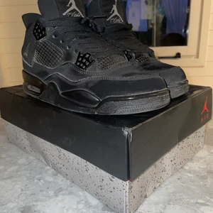 Jordan 4 Blackcat - Hej! säljer nu mina Jordan 4 blackcat pga för små skorna är i riktigt bra skicka och är används sparsamt för mer frågor hör av er vid snabb affär kan jag gå ner i pris mvh Lucas 