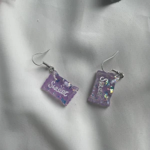 Örhängen  - Sweet örhängen i färgen lila för 5kr+13kr frakt 