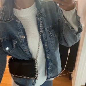 Liten svart Tiamo väska - Denna väska är liten och smidig och lätt att ta med sig, man kan även ta av kedjorna på kanterna om man vill🥰🥰